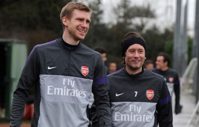 Mertesacker và Rosicky hoàn tất gia hạn hợp đồng với Arsenal